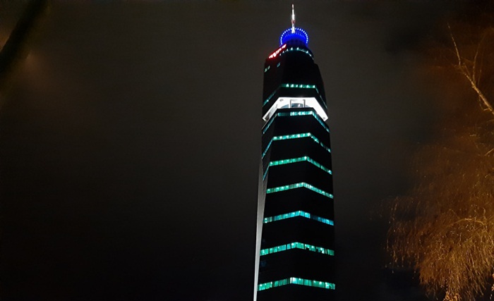 'Avaz Twist Tower' u plavoj boji povodom smrti osmero mladih