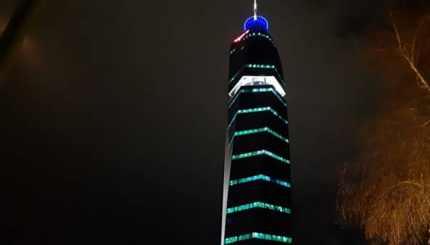 'Avaz Twist Tower' u plavoj boji povodom smrti osmero mladih