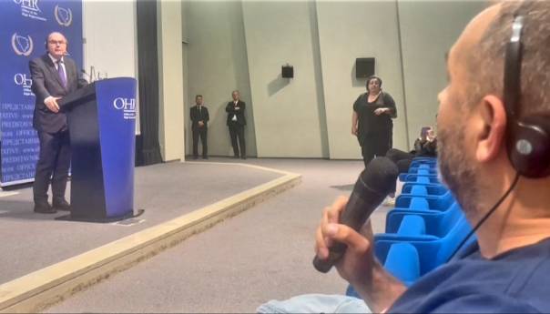 Avdo Avdić direktan, Schmidt izbjegao odgovor: Ola-la ...