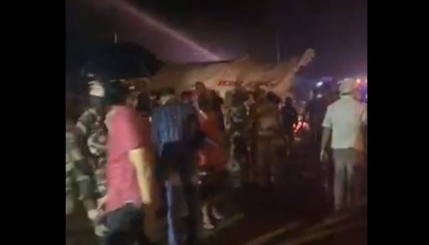 Avion Air Indije sa 191 putnikom skliznuo s piste i prepolovio se