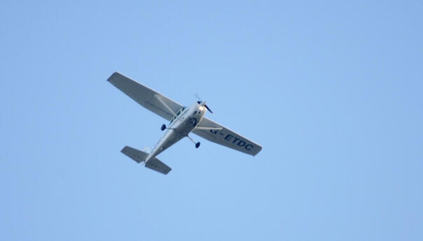 Avion Cessna pri slijetanju udario u drvo, pilot i kopilot izvan životne opasnosti