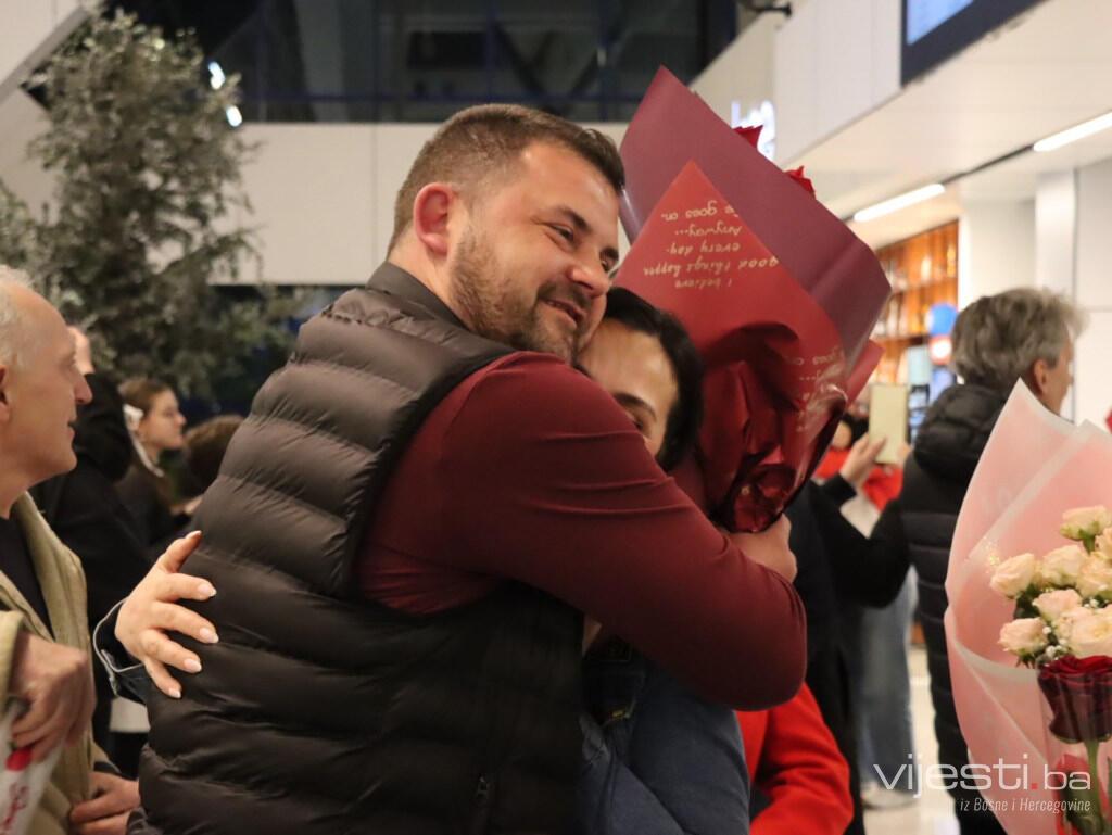 Avion iz Dubaija sletio u Sarajevo: Pogledajte ko je sve stigao