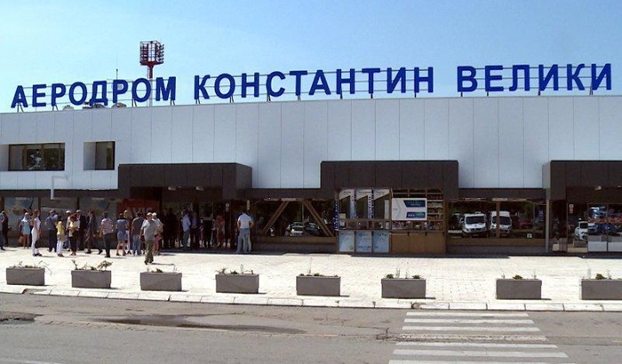 Avion iz Italije sletio u Niš, osoblje ne zna šta će s putnicima