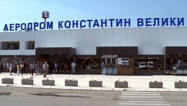 Avion iz Italije sletio u Niš, osoblje ne zna šta će s putnicima