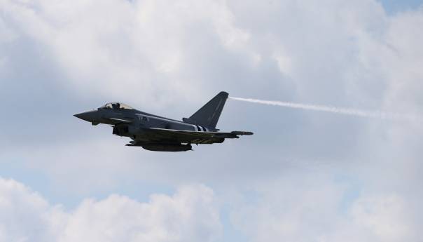 Avion NATO-a presreo srbijanski avion na letu iz Rusije