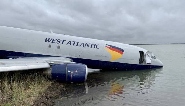 Avion promašio pistu i završio u jezeru