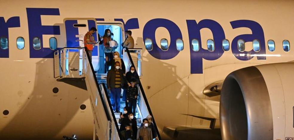 Avion sa 160 afganistanskih izbjeglica sletio u Španiju