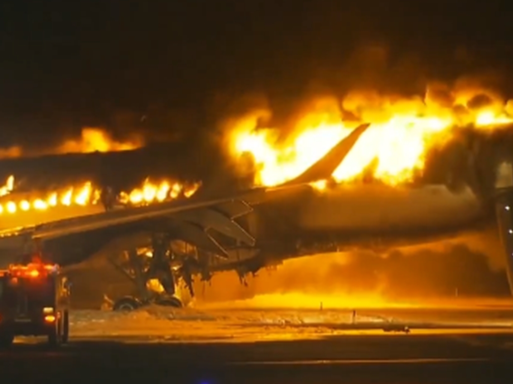 Avion se zapalio tokom slijetanja na pistu