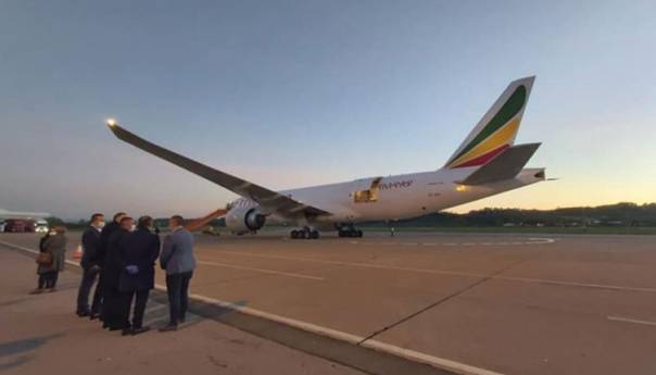 Avionom iz Kine dopremljena medicinska oprema u RS