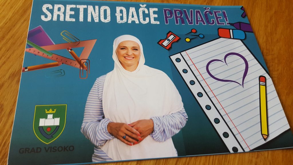 Babić prvačićima poklonila raspored časova sa svojom fotografijom