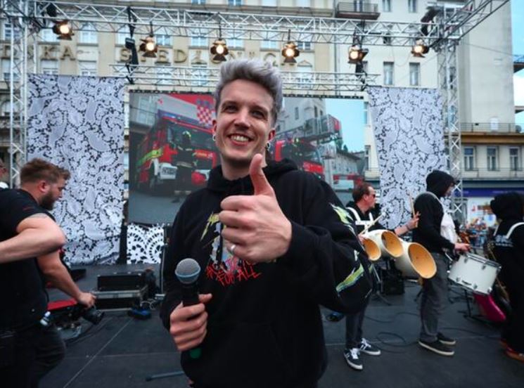 Baby Lasagna pred okupljenima: 'Mi smo samo klinci'