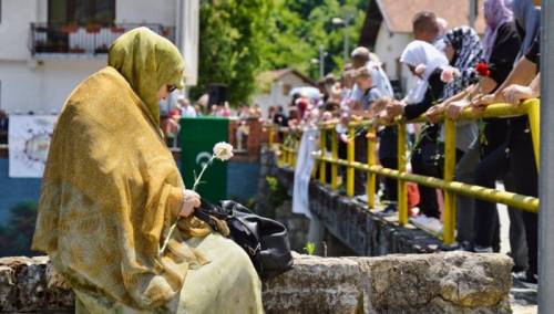 Bacanjem ruža u Plivu obilježena godišnjica stradanja Bošnjaka u Jezeru