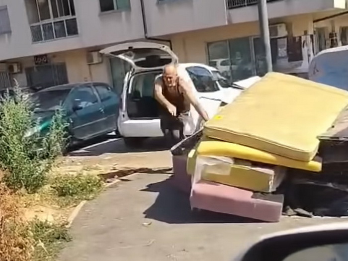 Bacao otpad u Buća Potoku, a onda nasrnuo na muškarca koji ga je snimao