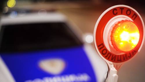 Bacao stolove i stolice iz bašta lokala pa bježao od policije