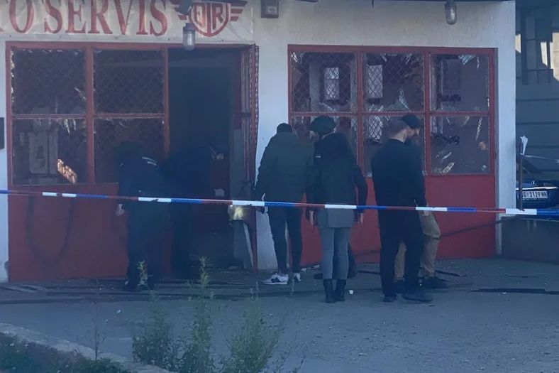 Bačena bomba na autoservis u Beogradu: Na vratima ispisano "UČK"