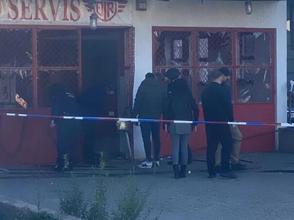 Bačena bomba na autoservis u Beogradu: Na vratima ispisano "UČK"