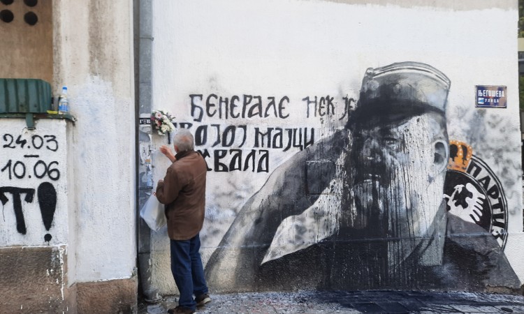 Bačena crna boja na mural Ratku Mladiću