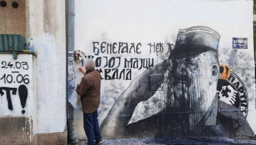 Bačena crna boja na mural Ratku Mladiću