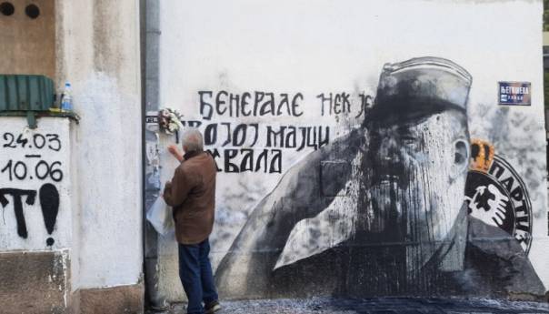 Bačena crna boja na mural Ratku Mladiću