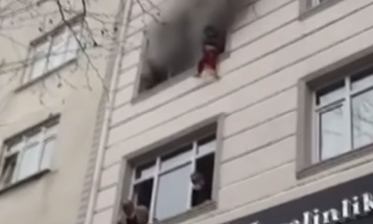 Bacila djecu kroz prozor da ih spasi od požara, prolaznici ih hvatali