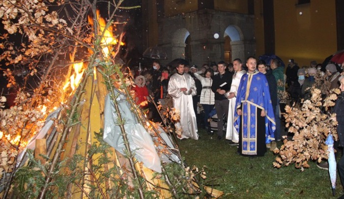 Badnjak večeras zasjao i u dvorištu crkve Rođenja Presvete Bogorodice u Zenici