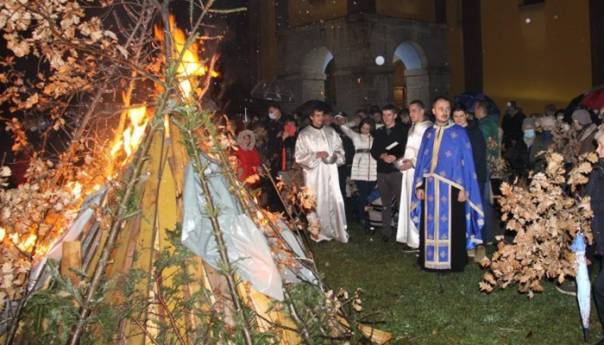 Badnjak večeras zasjao i u dvorištu crkve Rođenja Presvete Bogorodice u Zenici