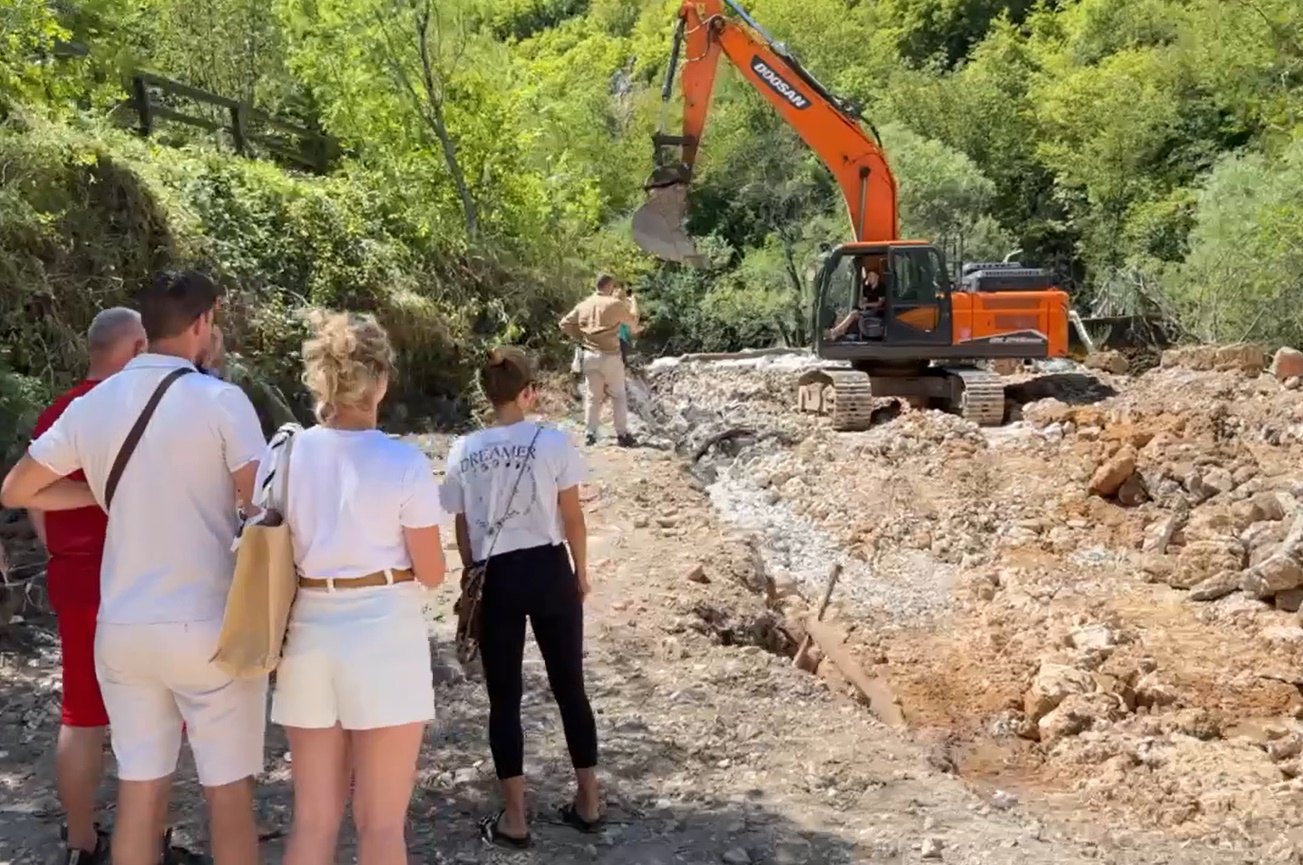 Bageri ponovo kopaju kod izvora Une, mještani pozvali na hitnu reakciju   