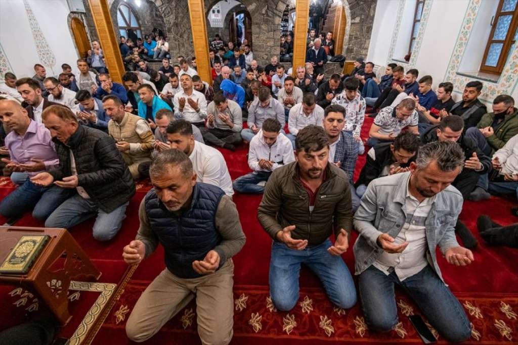 Bajram-namaz klanjan u više od 130 džamija diljem Crne Gore