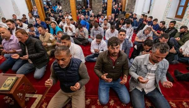 Bajram-namaz klanjan u više od 130 džamija diljem Crne Gore
