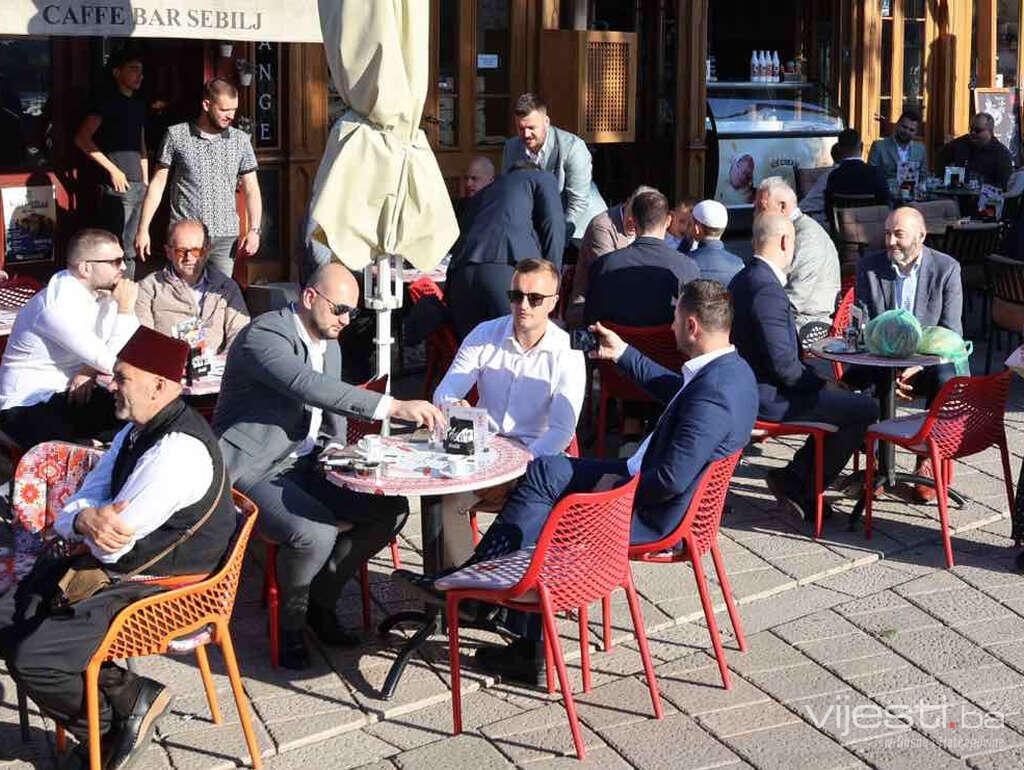 Bajramska atmosfera na Baščaršiji: Prva jutarnja kafa uz druženje i osmijeh