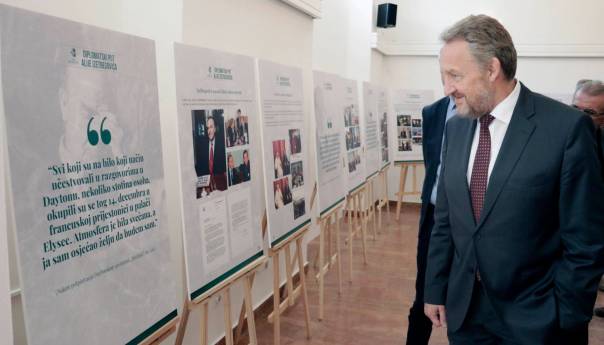 Bakir Izetbegović posjetio izložbu 'Diplomatski put Alije Izetbegovića'