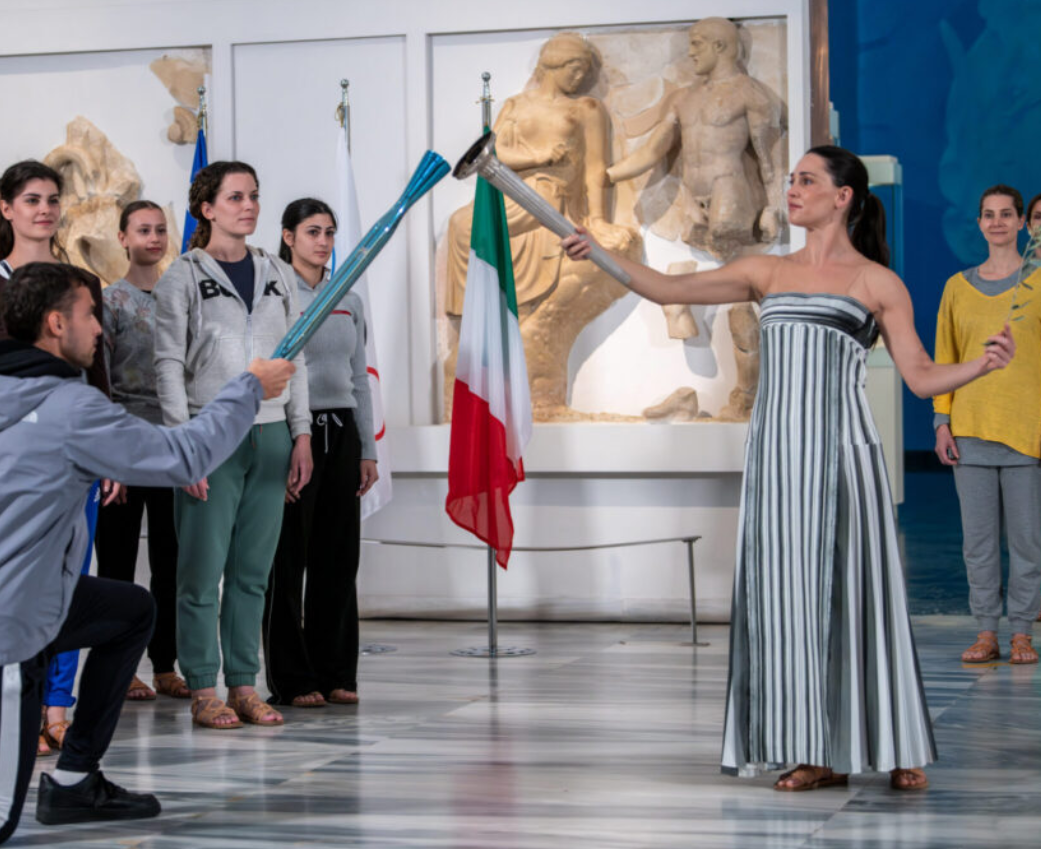 Baklja za ZOI u Milanu upaljena na skromnoj ceremoniji u zatvorenom