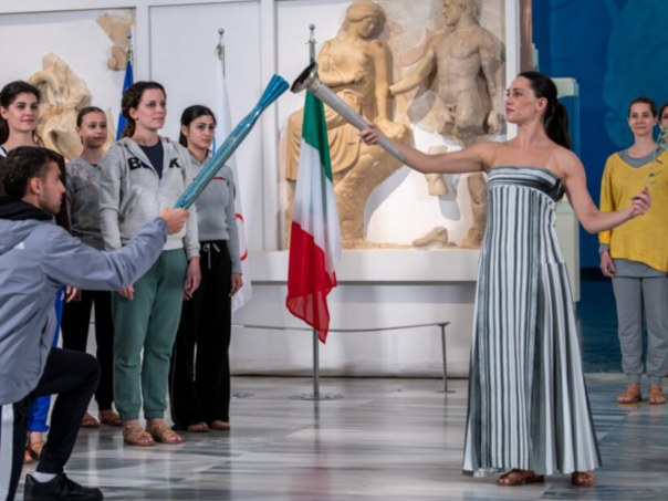 Baklja za ZOI u Milanu upaljena na skromnoj ceremoniji u zatvorenom