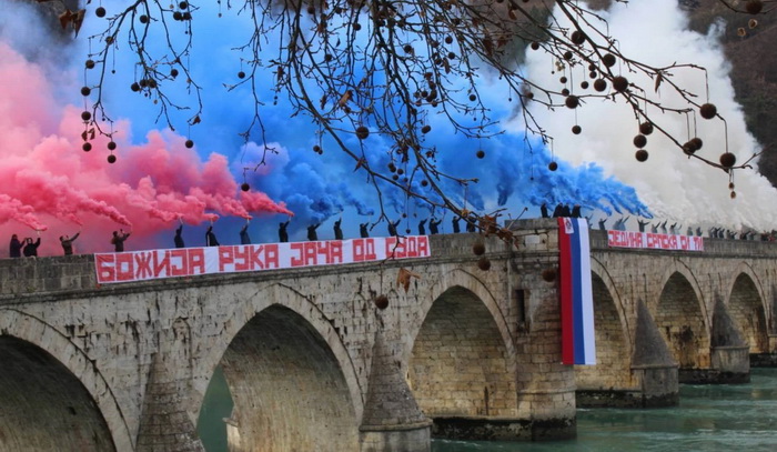 Bakljada navijača Crvene Zvezde na mjestu zločina nad Bošnjacima