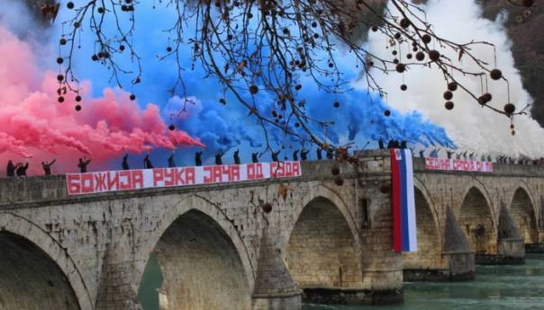 Bakljada navijača Crvene Zvezde na mjestu zločina nad Bošnjacima