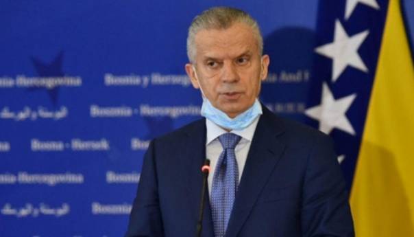 Balast ilegalnih migranata moramo skinuti sebi sa vrata i deložirati ih iz BiH