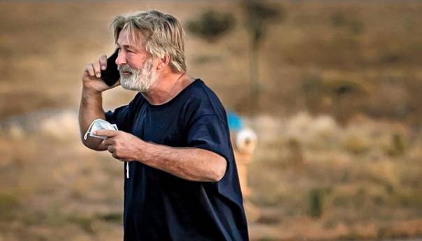 Baldwin predao mobitel, traže se dokazi u slučaju fatalne pucnjave