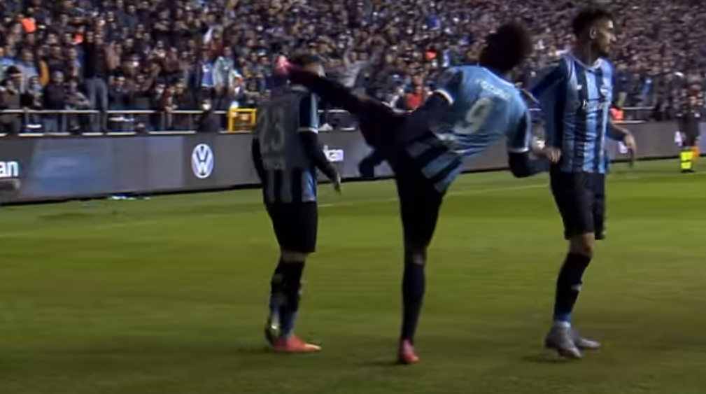 Balotelli udario saigrača kopačkom u glavu tokom proslave gola