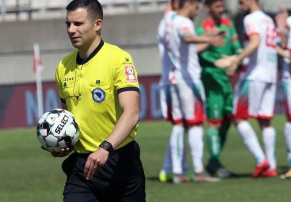 Bandić i njegovi pomoćnici sude meč omladinaca između Barcelone i PSG-a