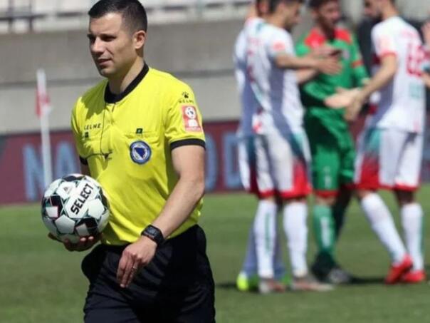 Bandić i njegovi pomoćnici sude meč omladinaca između Barcelone i PSG-a