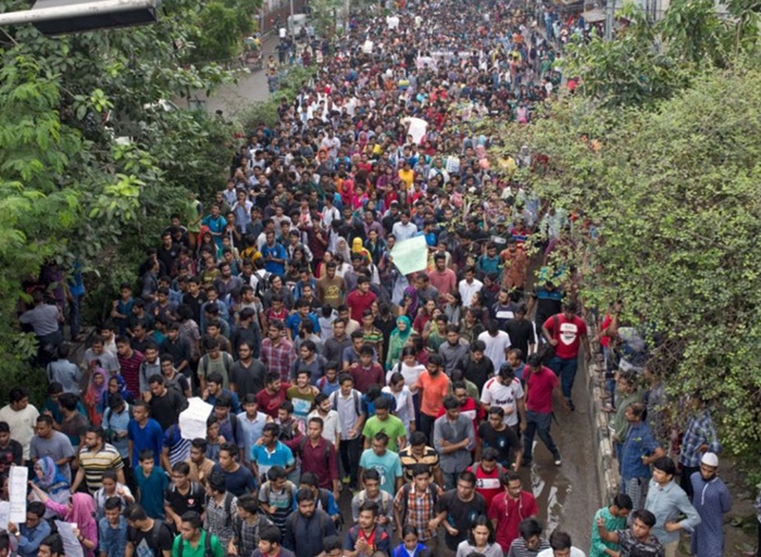 FOTO&VIDEO / Bangladeš uveo policijski sat, nastoje se 'ugušiti' smrtonosni protesti