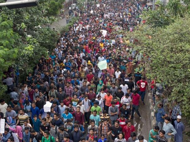 FOTO&VIDEO / Bangladeš uveo policijski sat, nastoje se 'ugušiti' smrtonosni protesti