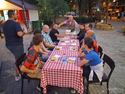Banja Luka dobila šampiona: Titulu za najbrže jedenje ćevapa uzeo Refik