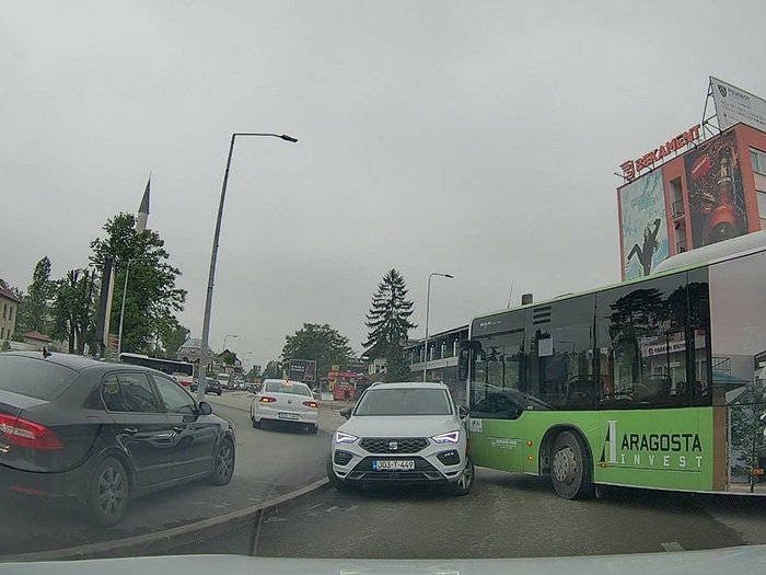 Banja Luka: Sudar u kružnom toku, ušao u pogrešan smjer, udario u autobus