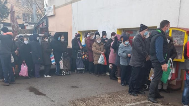 Banja Luka za Badnji dan: Građani u redovima čekaju obrok