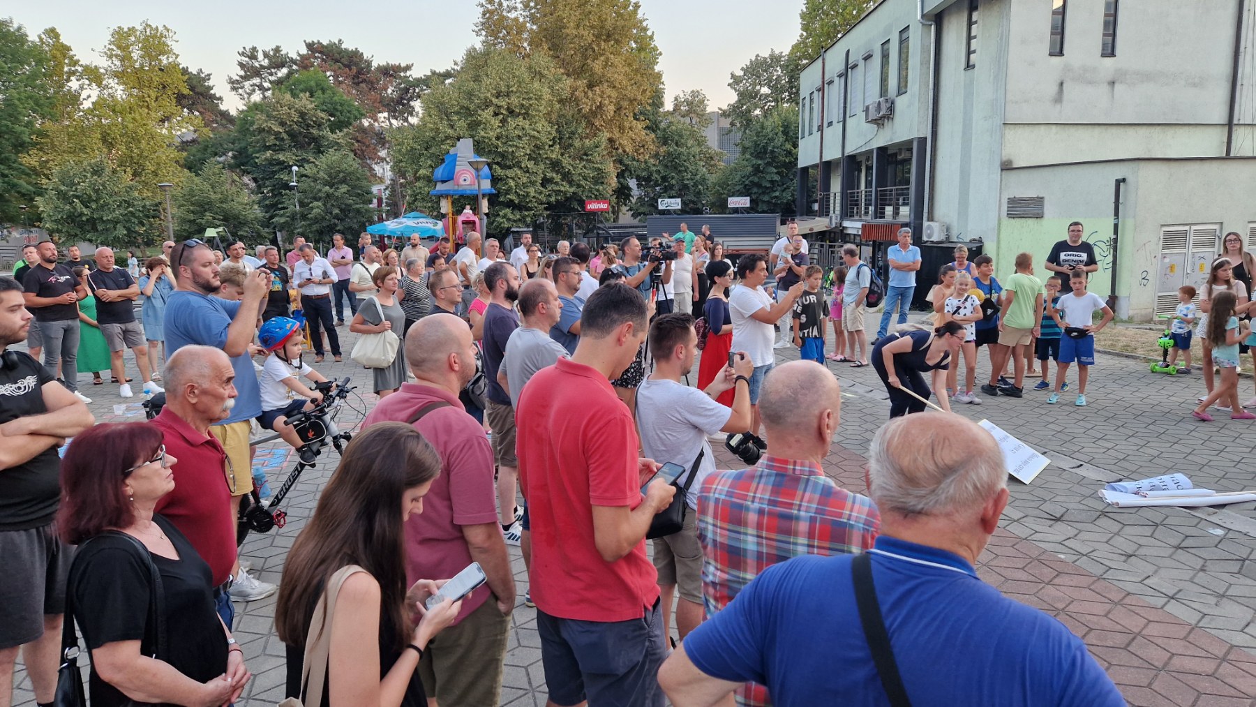 Banjalučani protestvovali protiv gradnje zgrade: 'Ne brišite našu školu i jedino igralište!'