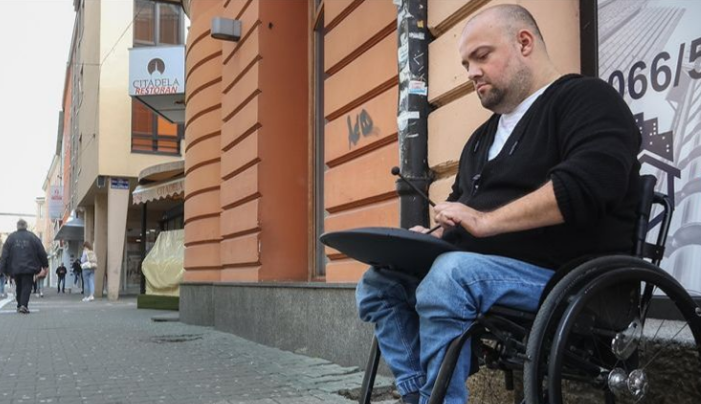 Banjalučanin svirajući neobični instrument sakuplja novac za žrtve zemljotresa