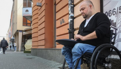 Banjalučanin svirajući neobični instrument sakuplja novac za žrtve zemljotresa