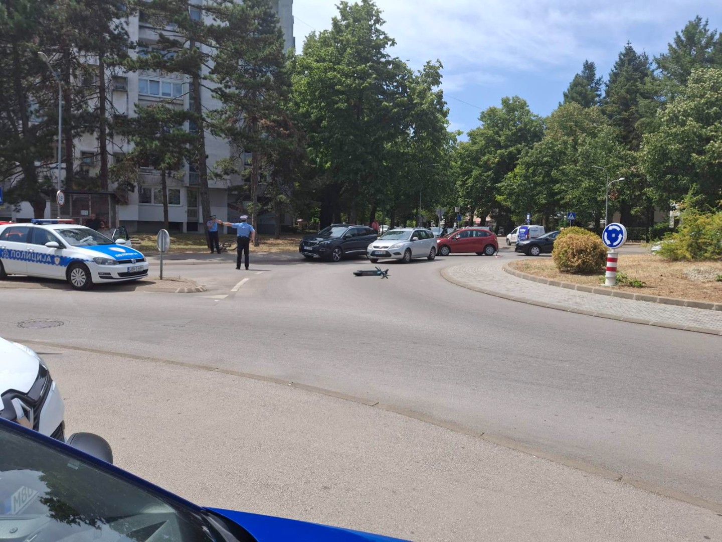 Banjaluka: Automobil udario biciklistu i vozača trotineta