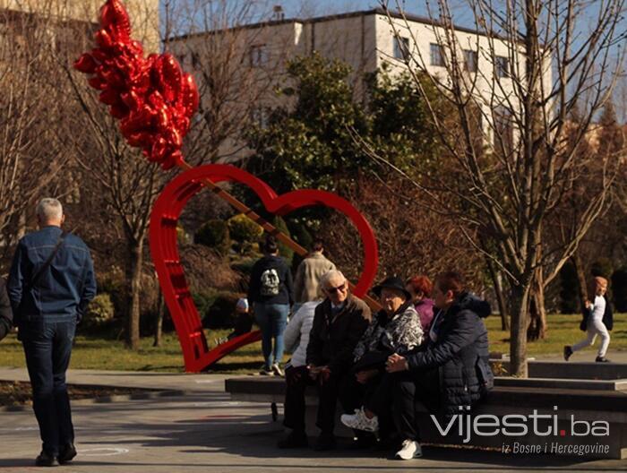 Foto / Banjaluka: Pogledajte kako su građani obilježili Valentinovo